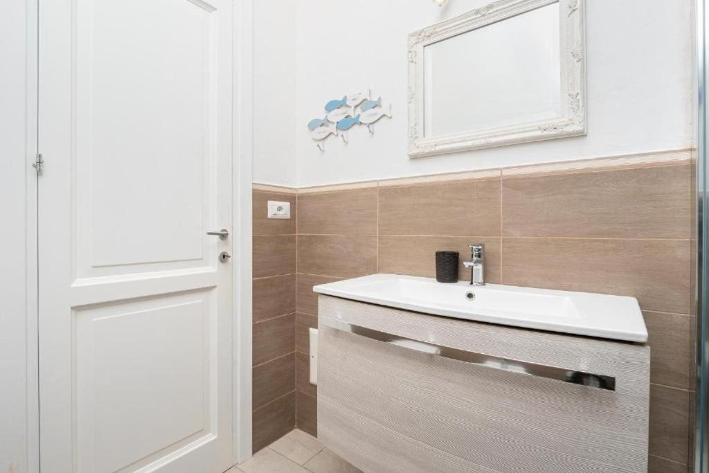 Bellissimo Appartamento Con Veranda Privata Al Centro Di Porto Rotondo Exterior photo